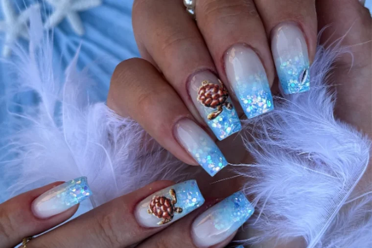 Sommer-Nageldesign in Blau mit Glitzer